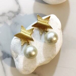 Gold star earrings, big pearl earrings, chunky aesthetic earrings, drop pearl earrings, 90s style jewelry, large earrings, y2k jewelry