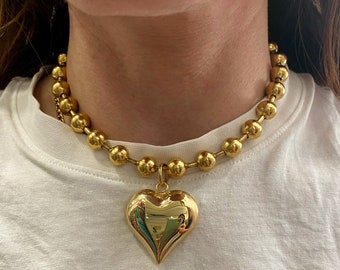 Hartenketting, gouden hartketting, bladerdeegharthanger, kogelketting met gepoft hart, dikke hartchoker