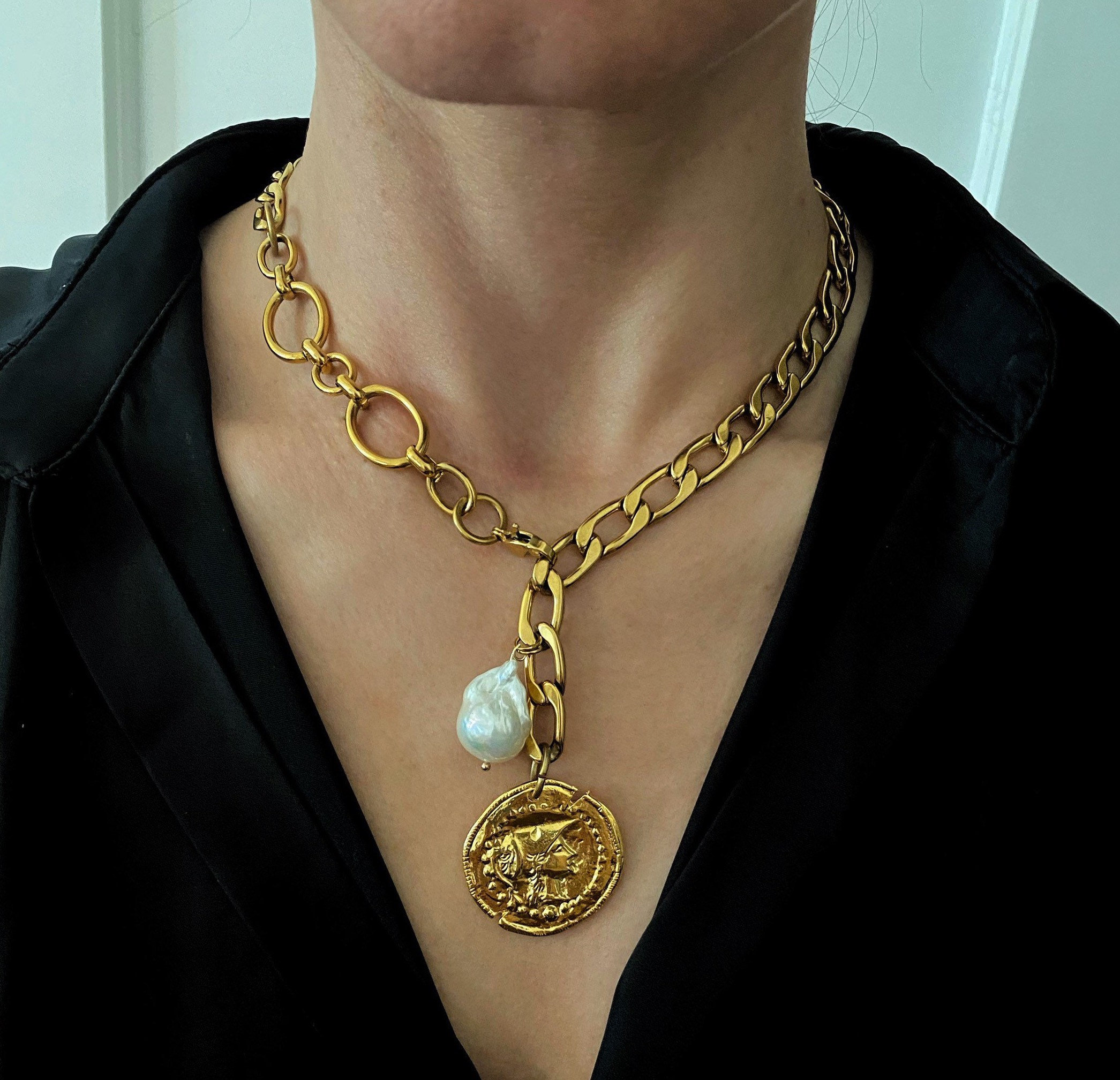 Y Gold Ton Halskette, große Münze Kette, barocke Perlen Anhänger, echte Perlen  Kette, griechische Münzen Schmuck