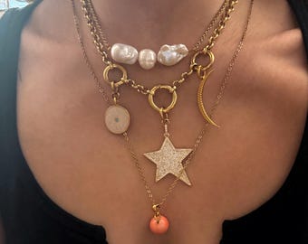 Collar con dije chapado en oro, cierre de mosquetón de estrella y luna