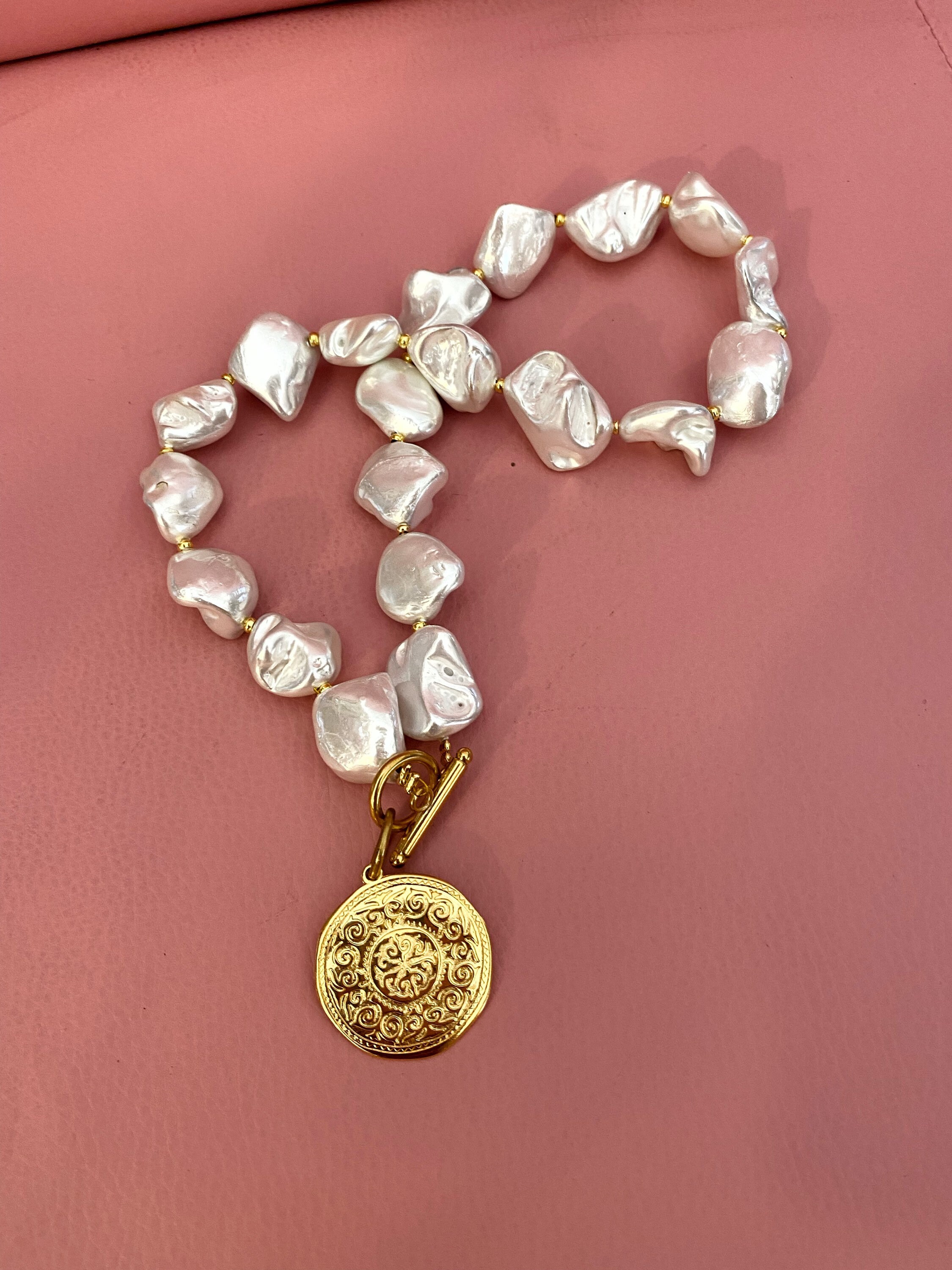 フェイクパールコインネックレス、不規則な模造真珠ネックレス、トグルクラスプネックレス、ボヘミアンブライダルジュエリー、大きなゴールドコインネックレス  - Etsy 日本