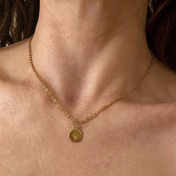 Short necklace with small pendant deals