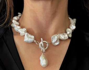 Unregelmäßige Muschelkette mit barockem Perlenanhänger, große Muschelperlenhalskette, Knebelkette für Frauen, Boho-Brautschmuck