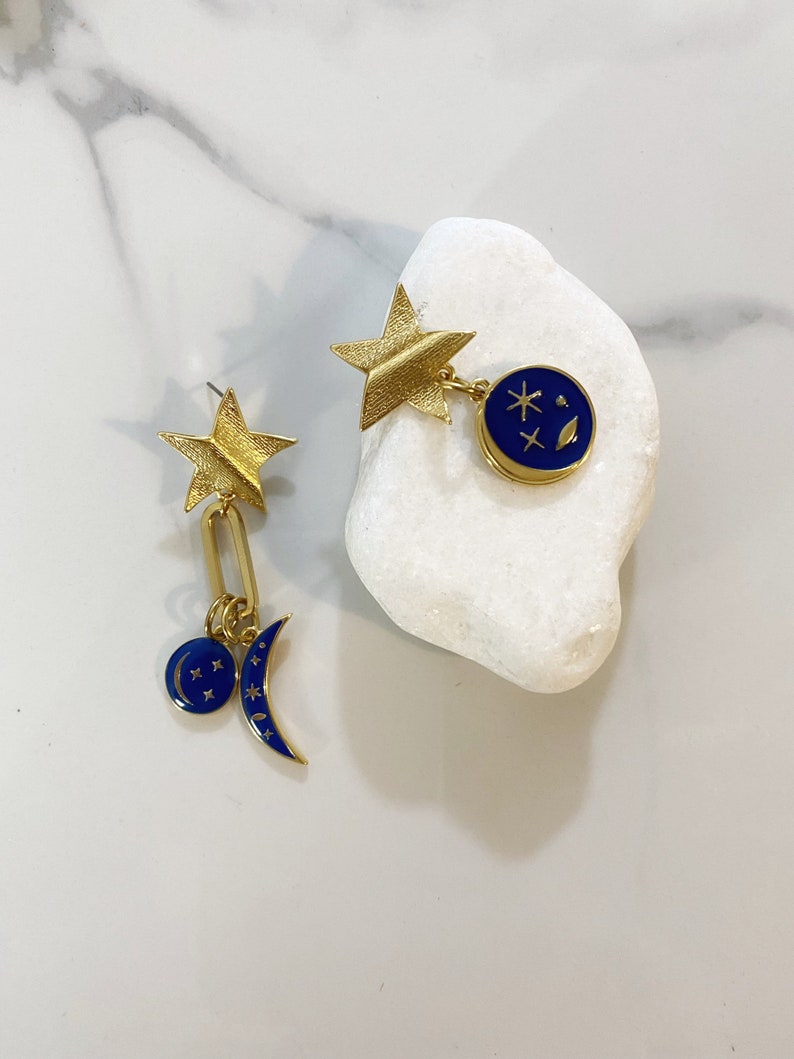 boucles d'oreilles lune bleue, boucles d'oreilles breloques en émail, ensemble de boucles d'oreilles dépareillées, boucles d'oreilles différentes, boucles d'oreilles étoiles, bijoux y2k, image 10