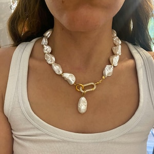 Collar con colgante barroco, collar con casillero redondo de circonita, collar de perlas de imitación gruesas, collar grande llamativo para mujer