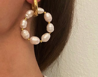 Big pearl hoop earrings, chunky gold hoops with circled pearl charm, hoops with charm, boucle d’oreilles, aesthetic jewelry, pearl hoops