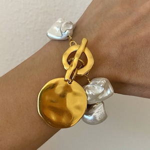 Stort guldfärgat myntarmband, oregelbundet pärlarmband i konstpärla, armband i grov pärlstil, knäpparmband med snäckpärlor, skivarmband