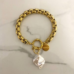 Spring clasp bracelet, gold tone chunky bracelet,  white charm bracelet, bracelet for woman, summer jewelry, large chain bracelet