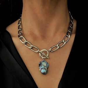 Große silberfarbene Knebelkette, Barock Perlen Anhänger, Barock Perlen Anhänger, große silberfarbene Knebelkette für Frau