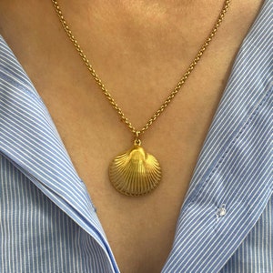 Gold tone clam necklace, steel seashell jewelry, summer beach jewelry, mermaid core, shell pendant necklace, sea ocean lover’s jewelry