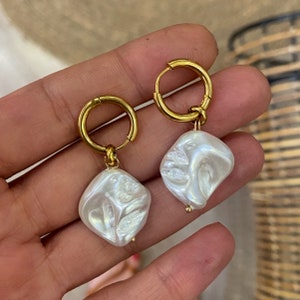 Hoops with charms, faux pearl shell earrings,  steel hoops with shell charm, boucle d’oreilles, irregular shell earrings, everyday summer