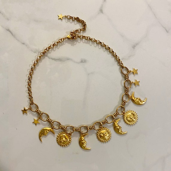 Collana sole, luna e stelle in stile vintage, collana boho dorata con pendente smaltato, collana in acciaio inossidabile con pendente moneta, placcata oro - Italia