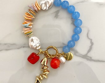 Summer charm bracelet, blue stone shell beads bracelet, spring clasp bracelet for woman, dangling bracelet with shells pearls and fish