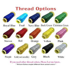 K&ouml;nnte beinhalten: Eine Tabelle mit Garnfarben f&uuml;r Stickerei. Die Farben sind: K&ouml;nigsblau, T&uuml;rkis, Marineblau, Dunkelgr&uuml;n, Weihnachtsgr&uuml;n, Weinrot, Rot, Orange, Gelb, Rosa, Lila, Gold (nicht metallisch), Grau, Schwarz und Wei&szlig;. Der Text "Thread Options" steht oben in der Tabelle. Der Text "Wenn Sie andere Garnfarben ben&ouml;tigen, lassen Sie es mich bitte wissen." steht unten in der Tabelle. Der Text "Bildfarben k&ouml;nnen von den tats&auml;chlichen Farben abweichen" steht unten in der Tabelle.