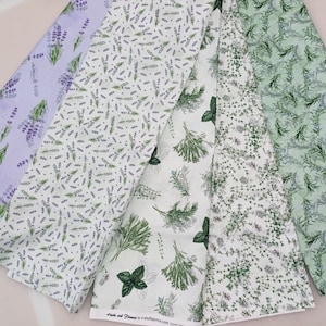 Puede incluir: Cinco muestras de tela con diferentes patrones florales. Los patrones incluyen lavanda, romero, tomillo y albahaca. Las telas son blancas con acentos verdes y morados.
