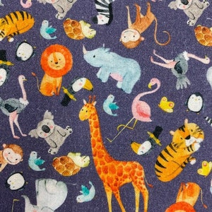 Könnte beinhalten: Ein lila Stoff mit einem sich wiederholenden Muster aus verschiedenen Tieren, darunter eine Giraffe, ein Zebra, ein Nashorn, ein Tiger, ein Elefant, ein Koala und Vögel. Die Tiere sind im Cartoon-Stil mit leuchtenden Farben illustriert.