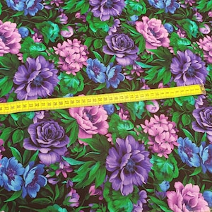 Puede incluir: Tela con estampado floral de flores moradas, rosas y azules y hojas verdes sobre un fondo oscuro. Una cinta métrica amarilla muestra medidas de hasta 110 cm.