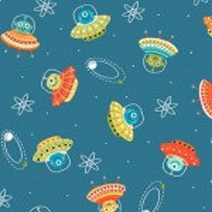 Könnte beinhalten: Ein blaugrüner Hintergrund mit einem sich wiederholenden Muster aus bunten Comic-UFOs mit lächelnden Gesichtern. Die UFOs fliegen durch den Weltraum mit Sternen und Planeten.