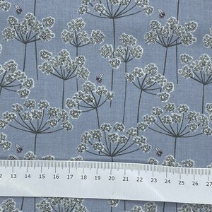 Percale 100% coton peigné luxe - Jardinet fond bleu vendu au mètre