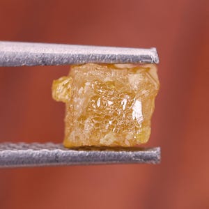 1,36 kt 6,00 x 5,90 x 4,90 mm | Natuurlijke kubusdiamant | Gele kubus ruwe diamant | Ruwe diamant kubus | Kubusdiamant voor ring | Doos diamant GDR374