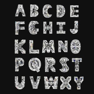 Pode incluir: Um alfabeto completo de letras de diamante brilhantes, cada uma com facetas intrincadas, é exibido em um fundo preto sólido. As letras são dispostas em linhas, mostrando o conjunto completo de A a Z, ideal para joias ou design.