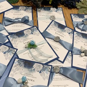 ネイビーブルーの花柄の結婚式招待状