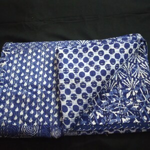 Puede incluir: Una colcha kantha azul y blanca con una variedad de patrones, que incluyen lunares, espirales y dise&ntilde;os florales.