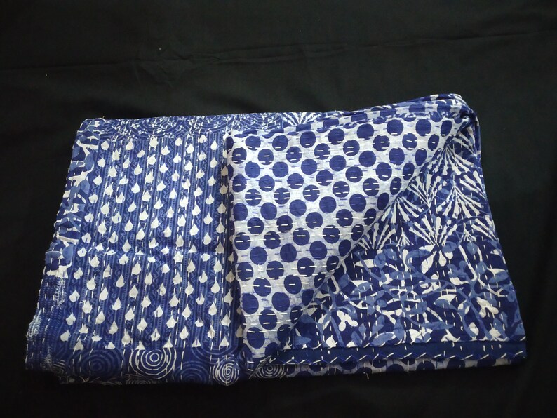 Puede incluir: Una colcha kantha azul y blanca con una variedad de patrones, que incluyen lunares, espirales y dise&ntilde;os florales.