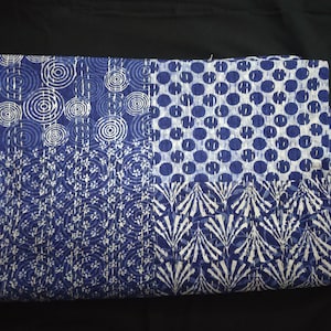 Puede incluir: Una colcha kantha azul y blanca con un dise&ntilde;o de patchwork que presenta diferentes patrones, incluyendo c&iacute;rculos, puntos y motivos florales.