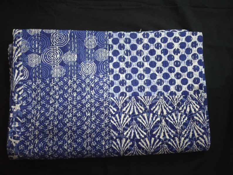 Puede incluir: Una colcha kantha azul y blanca con un dise&ntilde;o de patchwork que presenta diferentes patrones, incluyendo c&iacute;rculos, puntos y motivos florales.