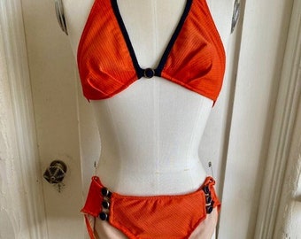 Vinage 1970er Jahre Orange gerippter Neckholder-Bikini mit marineblauem Besatz, Größe Klein/Medium