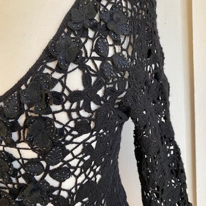 Cárdigan floral con cuentas de crochet negro barato y elegante Moschino vintage de los años 90 imagen 5