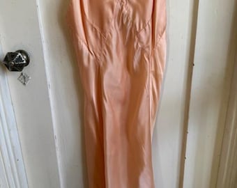 Camisón vintage de satén de rayón color melocotón Fruit of the Loom de la década de 1940, talla pequeña.