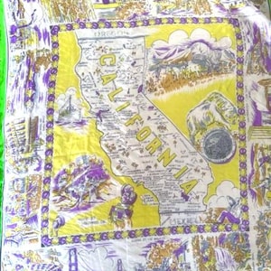Puede incluir: Un pañuelo de seda vintage con un mapa de California en amarillo, blanco y morado. El pañuelo incluye ilustraciones de lugares emblemáticos y la palabra "CALIFORNIA". El borde es verde.