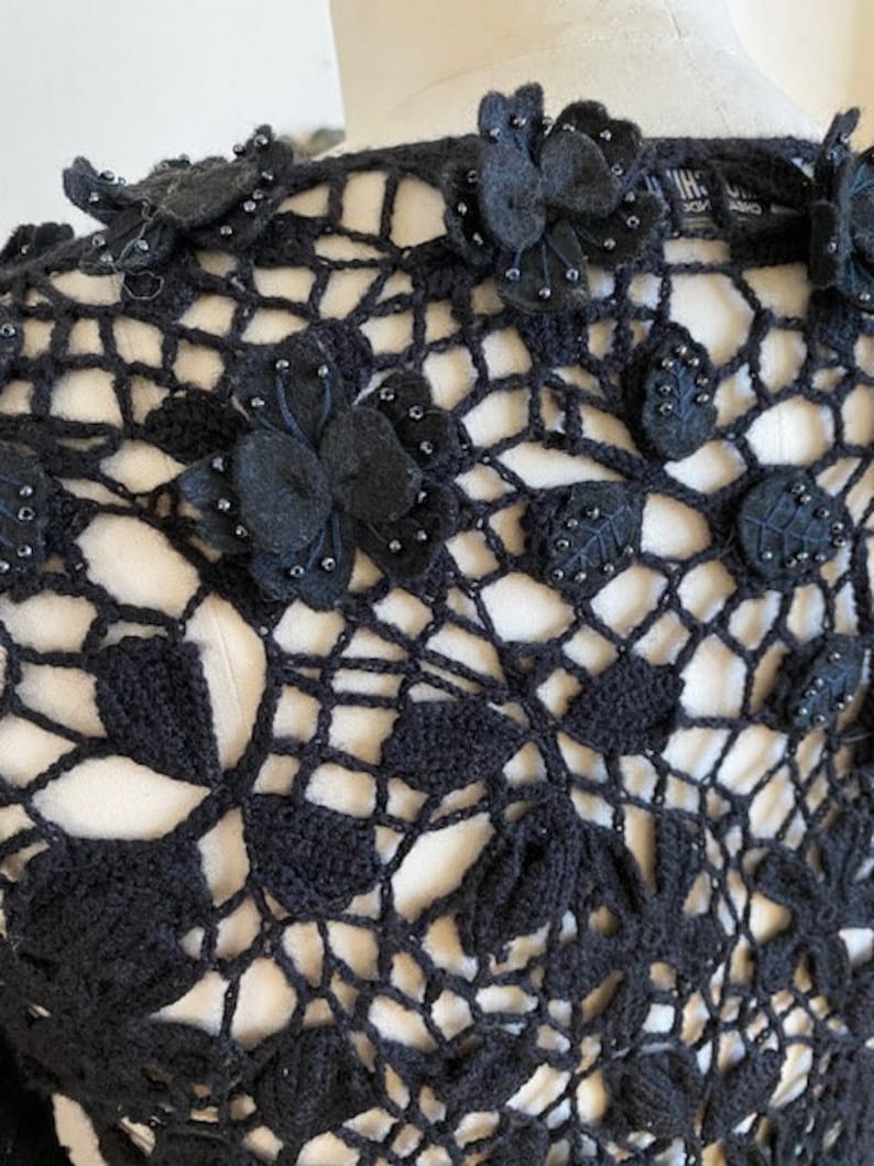 Cárdigan floral con cuentas de crochet negro barato y elegante Moschino vintage de los años 90 imagen 8