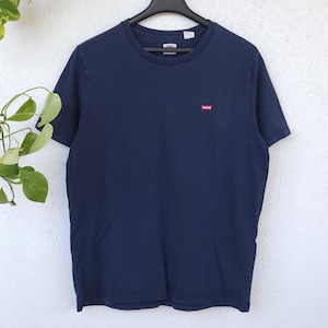 Camiseta básica Levi's azul marinho com logotipo bordado no peito, tamanho L masculino, moda casual urbana