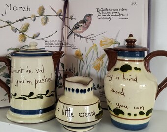 ¡Hallazgo especial! Vertedores vintage de cerámica de arcilla roja de Watcombe, Torquay, Devon, Inglaterra, con lema, década de 1960.