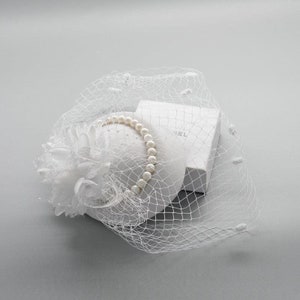 Bridal White Short Blusher Veil Soft Flower Florist Pearl Royal Fascinators Tiny Bow Tie with Pearl Bird Cage Veil Wedding Veil