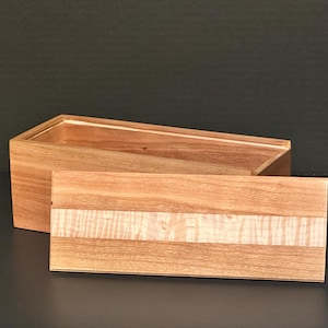 Scatola scorrevole in legno d&#39;acero fatta a mano con dettagli in acero riccio / Portagioie / Scatola dei ricordi / Regalo per lui / Lavorazione artigianale del legno