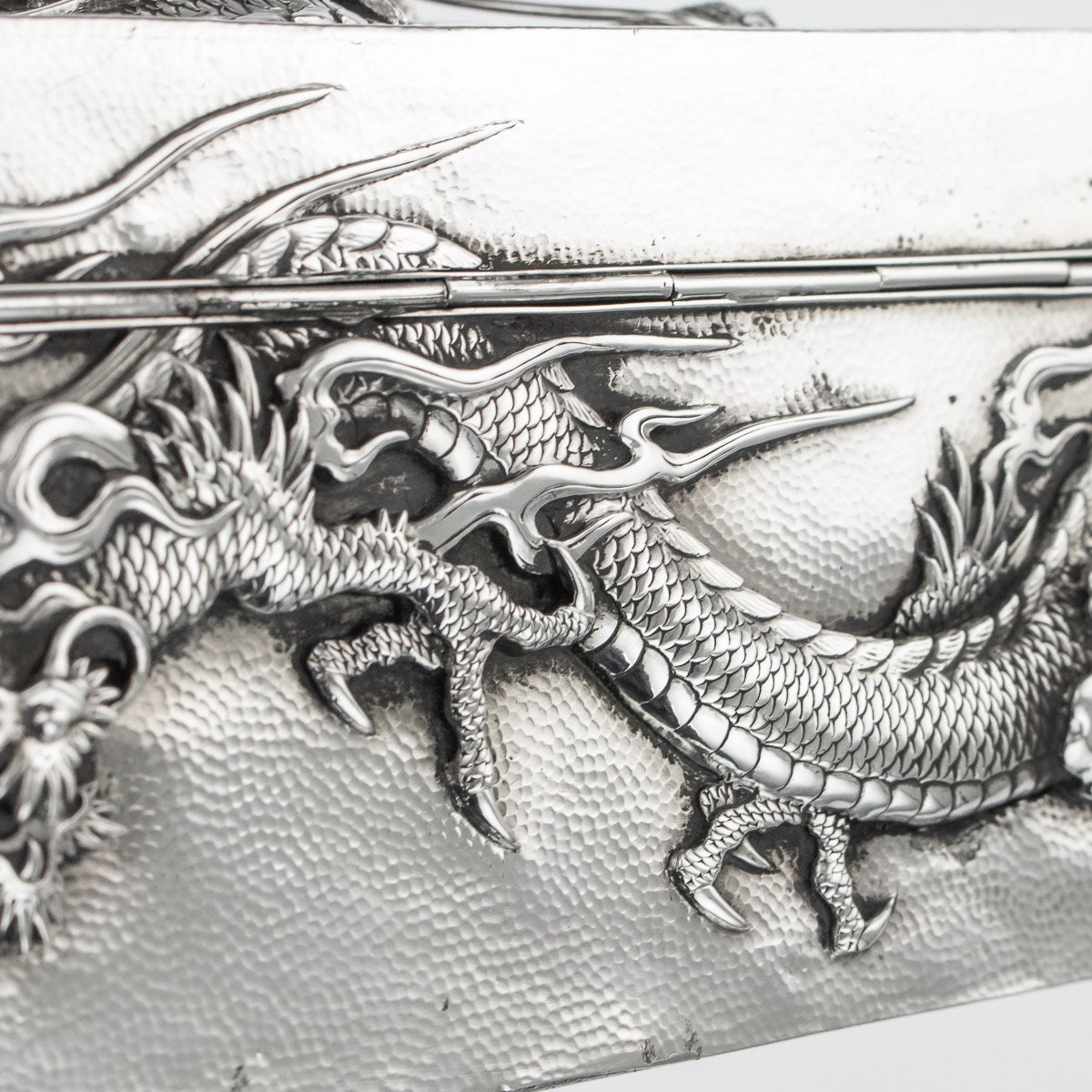 Boîte à Cigares Dragon en Argent Massif, Chine, 1900s en vente sur