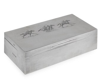 Elegant 20th Century Asprey Solid Silver Horse Racing Cigar Box, London, c.1974