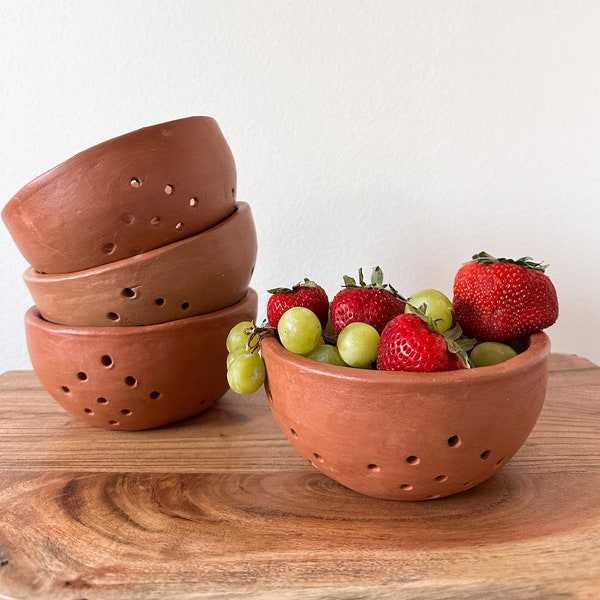 Berry Colander Bowl, Terracotta Pottery Bowl, Handmade in Guatemala, Ceramic Bowl, Artisanal Bowl, Berry Colander, Red Clay Pottery, Barro