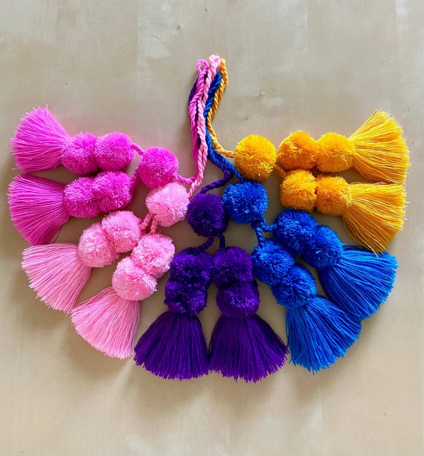 POM POM GARLAND / MAGENTA