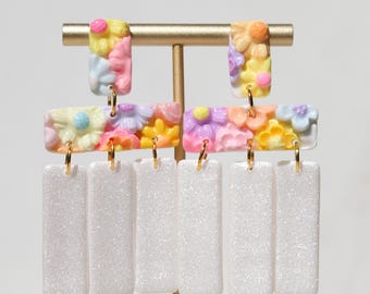 Pendientes florales llamativos esculpidos a mano / Pendientes colgantes de arcilla polimérica / Joyería botánica hecha a mano / Pendientes ligeros de color blanco perla