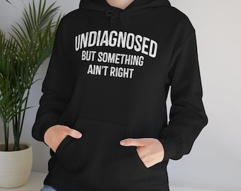 Sudadera con capucha con humor sarcástico: "Sin diagnóstico, pero algo no anda bien".