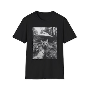 Cat Selfie With UFO Funny Alien Flying Saucer Halloween T-Shirt