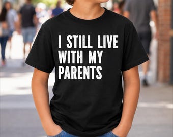 Ich lebe noch bei meinen Eltern mit lustigem Spruch Kinder Softstyle T-Shirt