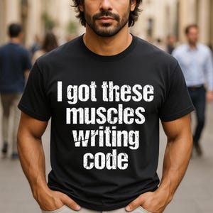 Camiseta divertida con citas de humor para programadores y desarrolladores que escriben código.