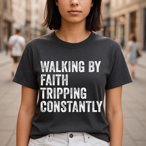 Durch Glauben Stolpern ständig Lustige christliche Zitat Gläubige, die wissen, dass die Reise nicht immer perfekt ist, aber es wert T-Shirt