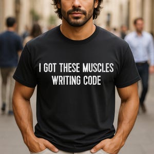 Tengo estos músculos escribiendo código. Regalo divertido para programadores, codificadores y entusiastas de la tecnología que levantan más que solo lógica. Camiseta.